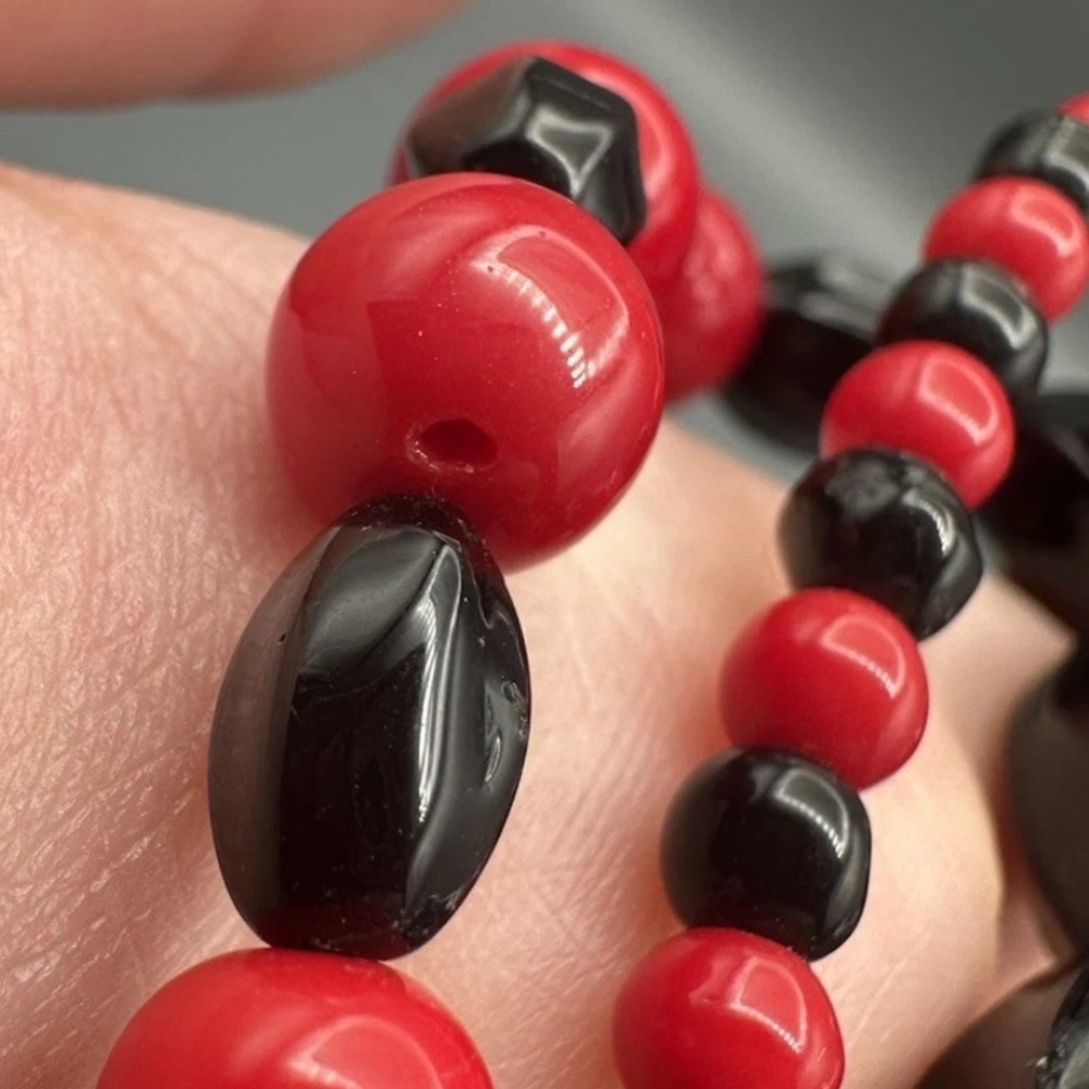 Vintage Black & Red Glass Beaded Necklace ~27” Box Clasp Unsigned *Some Chipped* - Picture 8 of 14